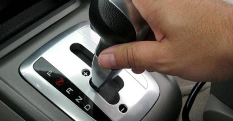 5 cách đạp chân ga ô tô để tiết kiệm xăng và đảm bảo an toàn