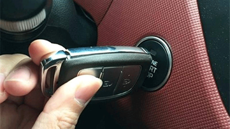 Cách khắc phục sự cố chìa khóa thông minh ô tô hết pin