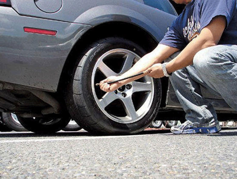 Cách kiểm tra lốp xe ô tô bị xì hơi