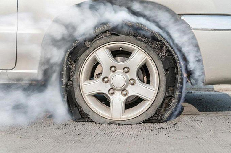 Khi xe ô tô nổ lốp bất ngờ phải xử lý thế nào?