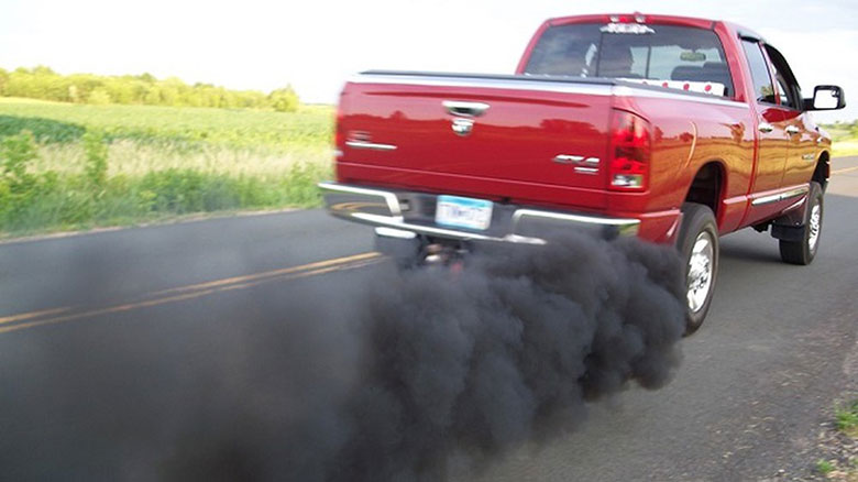 Nguyên nhân xe ô tô xả khói đen và cách xử lý
