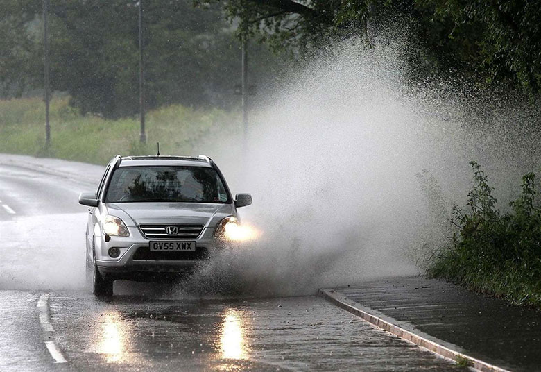 Sai lầm thường gặp khi lái xe ô tô dưới trời mưa