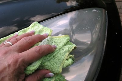Cách vệ sinh đèn pha ô tô sạch bóng