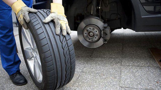 Có nên bơm lốp xe ô tô bằng khí nitơ?