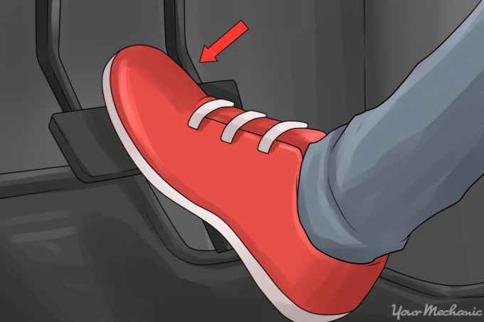 Đạp chân ga ô tô như thế nào để ít hao xăng và giữ an toàn?