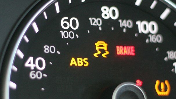 Đèn phanh xe ô tô báo sáng - nguyên nhân và cách xử lý